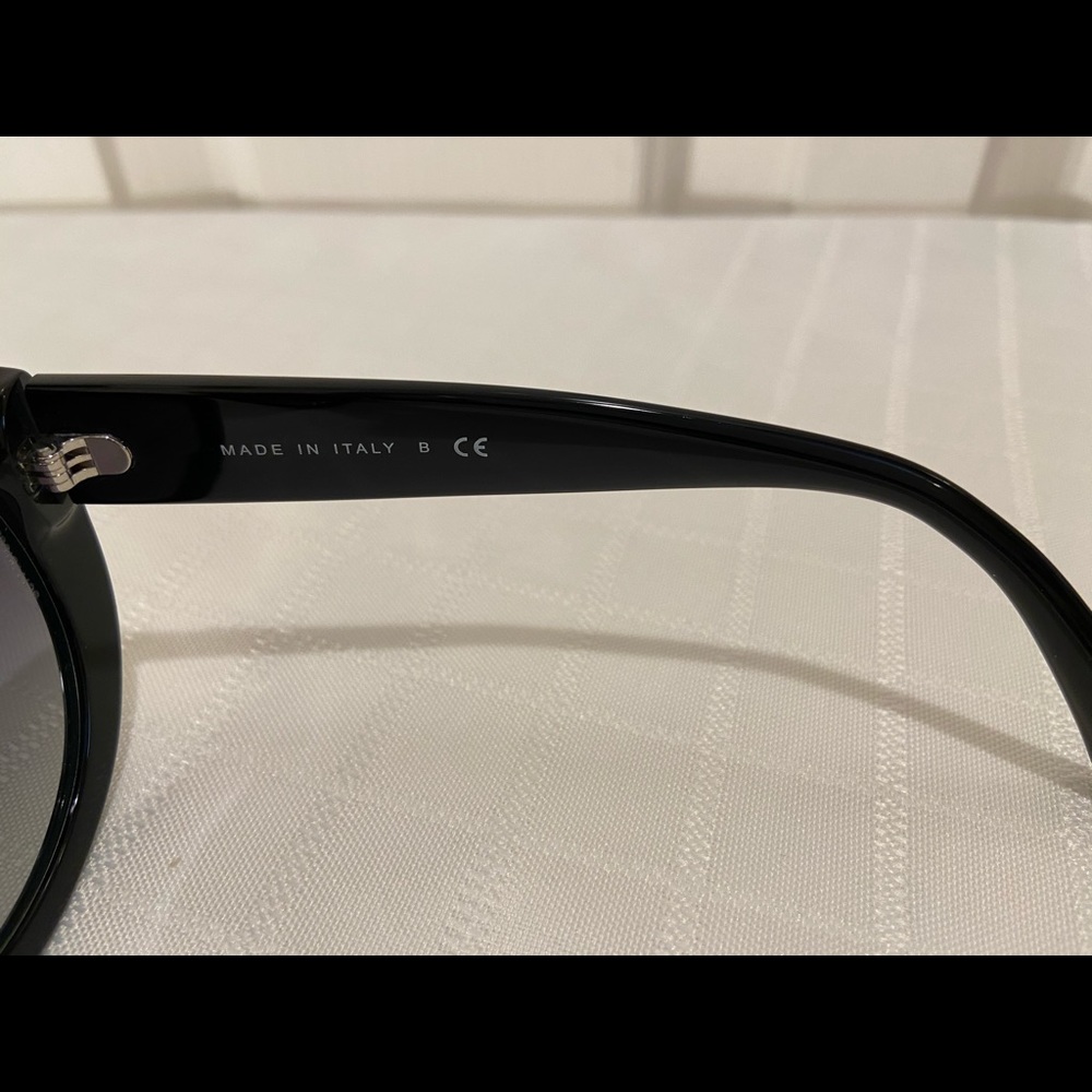 🖤$450. Chanel Classic Round Blk W/ silver CC logo - Picture 13 of 17